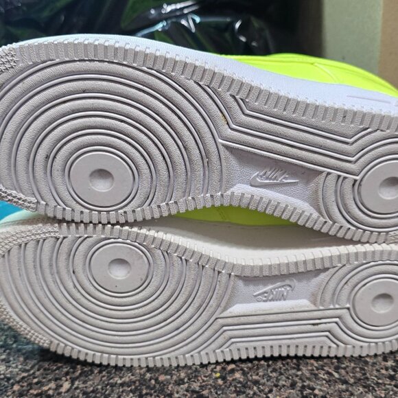 Nike Air Force 1 '07 LV8 UV Volt size 9 Mens - Picture 4 of 16